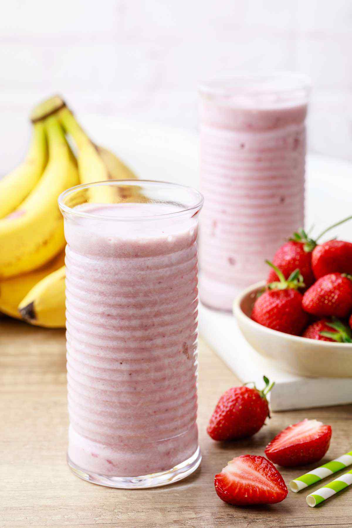 Easy 3-Ingredient Strawberry Banana Smoothie